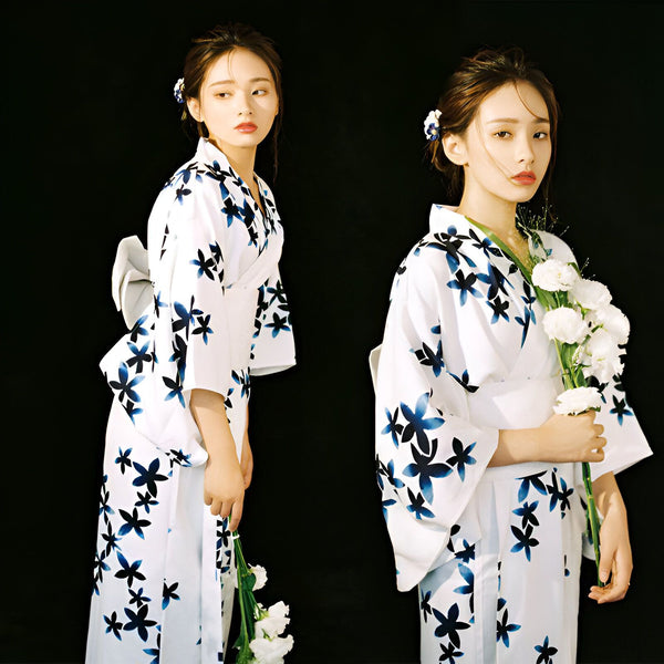 Deux jeunes femmes en kimonos blancs à motifs floraux bleus. Vente de kimonos japonais traditionnels et modernes en ligne.