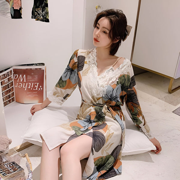 Femme portant un kimono fleuri avec détails en dentelle. Vêtements de détente confortables et élégants. Nos kimonos pour femmes sont parfaits pour se détendre à la maison avec style.