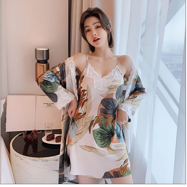 Femme portant un kimono fleuri avec une nuisette assortie. Vêtements de détente élégants et confortables. Boutique de kimonos en ligne.