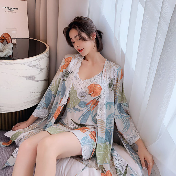 Femme portant un kimono fleuri avec garniture en dentelle, faisant la promotion de vêtements de style kimono. Achetez des kimonos confortables et élégants.