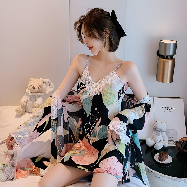 Femme portant un kimono fleuri avec dentelle. Kimonos de style japonais pour femmes, confortables et élégants. Découvrez notre collection de kimonos uniques.
