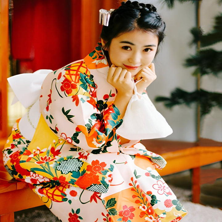 Femme souriante en kimono fleuri traditionnel japonais. Découvrez notre collection de kimonos authentiques.