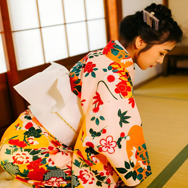 Femme en kimono fleuri traditionnel japonais. Vente de kimonos authentiques.