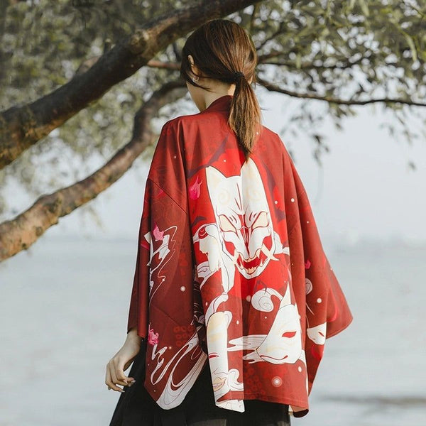 Femme de dos portant un kimono rouge avec motif de masque de renard japonais. Vente de kimonos traditionnels et modernes.