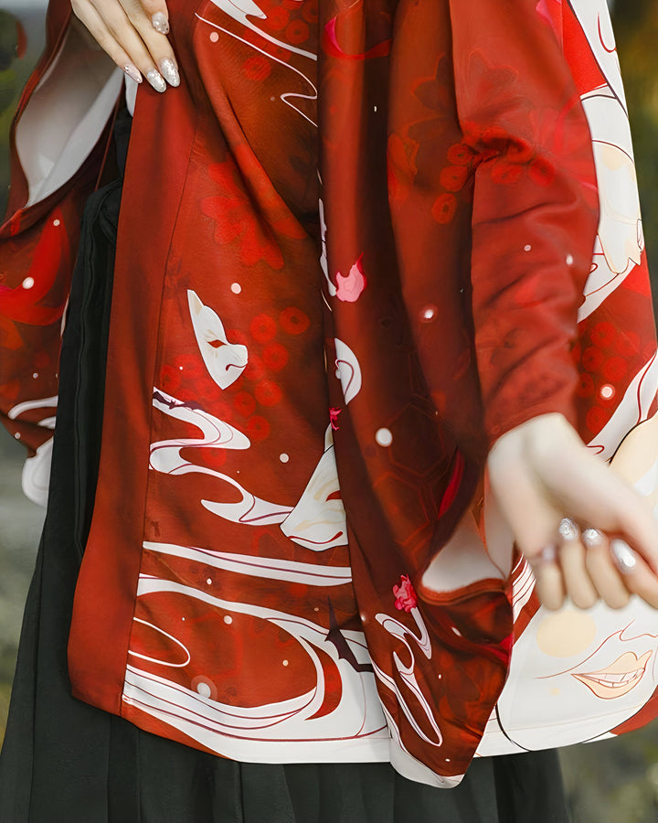 Détail d'un kimono rouge avec motifs japonais. Vêtements traditionnels japonais à motifs de masques de renard et de fleurs. Kimono de notre collection, parfait pour un style unique. Découvrez nos kimonos de qualité.