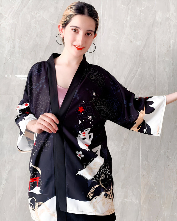 Femme portant un kimono noir imprimé avec des motifs japonais traditionnels. Vente de kimonos en ligne.