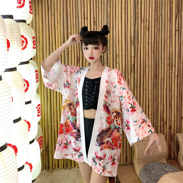 Jeune femme portant un kimono blanc à motifs floraux et japonais. Lanternes traditionnelles en arrière-plan. Kimono élégant et tendance.