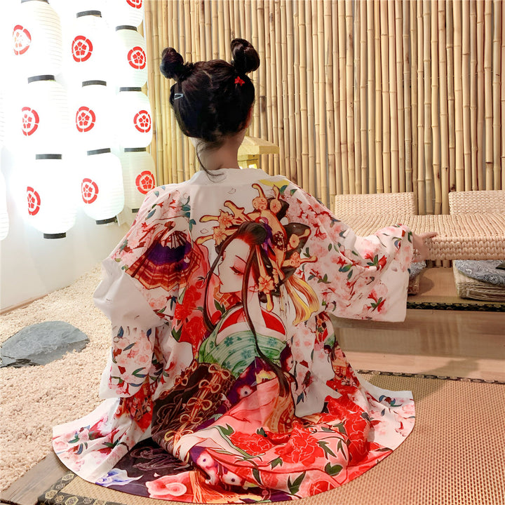 Dos d'une jeune fille portant un kimono blanc à motifs floraux et geisha. Kimono de style japonais en vente. Lanternes japonaises en arrière-plan.