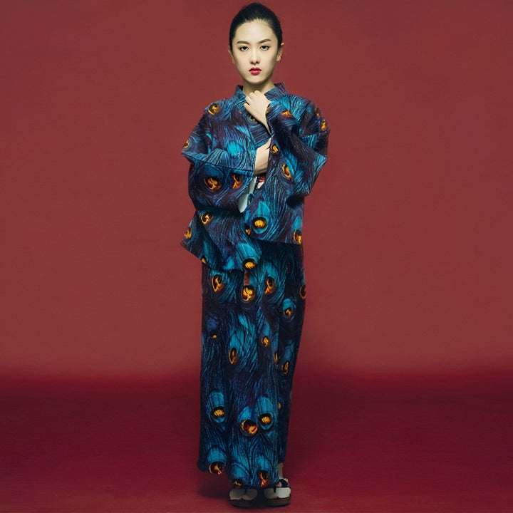 Femme portant un kimono bleu à motifs de plumes de paon. Vente de kimonos en ligne.