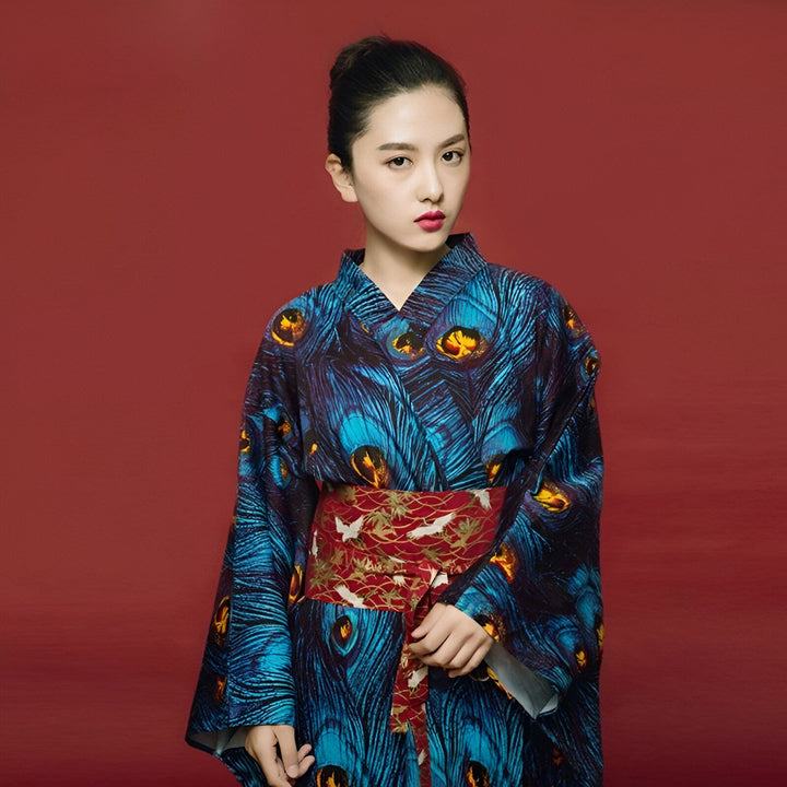 Femme portant un kimono bleu à motifs de plumes de paon. Vente de kimonos uniques et élégants.