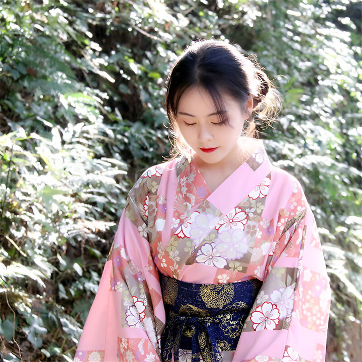 Jeune femme portant un kimono rose à motifs floraux. Vente de kimonos traditionnels japonais pour femmes. Élégance et style japonais.