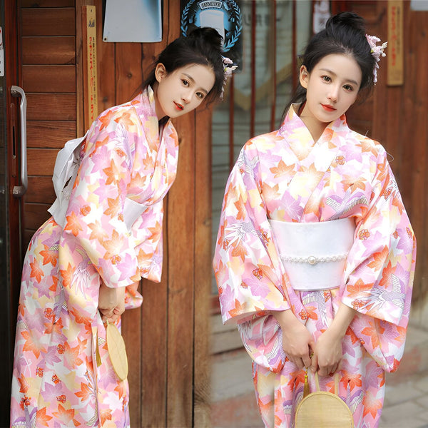 Deux jeunes femmes portant des kimonos floraux roses et orange. Détail sur les motifs de feuilles. Kimonos traditionnels japonais en vente.