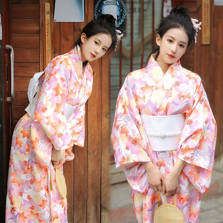 Deux jeunes femmes portant des kimonos floraux roses et orange. Détail sur les motifs de feuilles. Kimonos traditionnels japonais en vente.