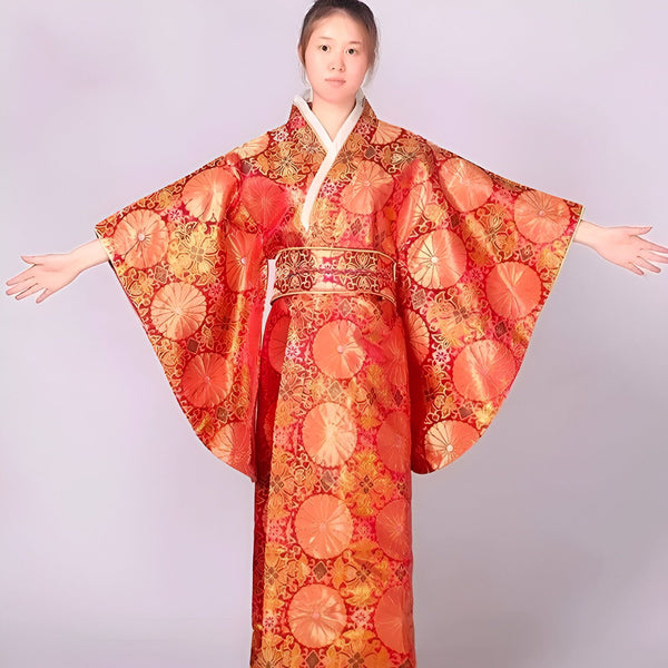 Femme portant un kimono rouge et doré avec motifs floraux traditionnels. Vêtements japonais authentiques à vendre. Découvrez notre collection de kimonos uniques.