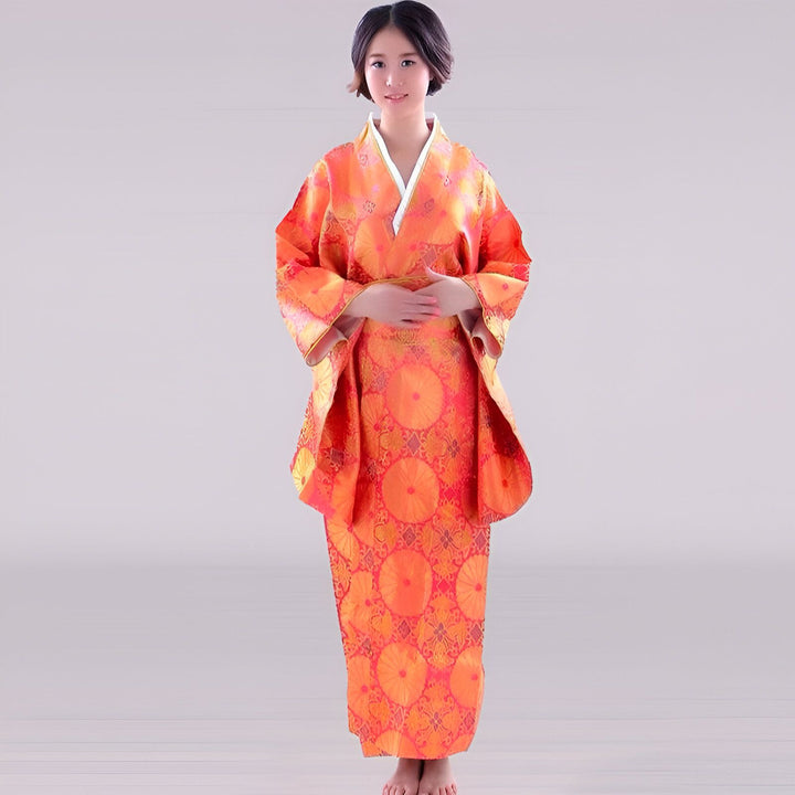 Femme portant un kimono traditionnel orange à motifs circulaires. Vêtements japonais authentiques. Découvrez notre collection de kimonos pour femmes.