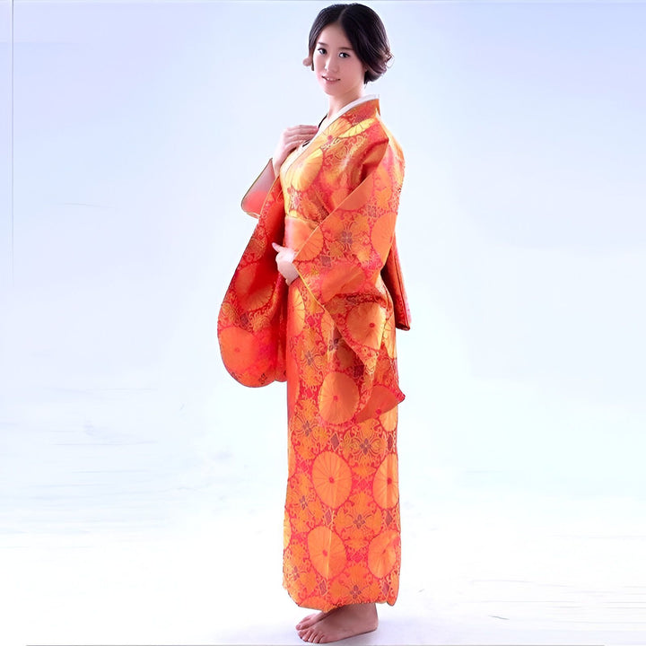 Femme souriante portant un kimono traditionnel japonais orange à motifs floraux. Vêtements japonais authentiques en vente.