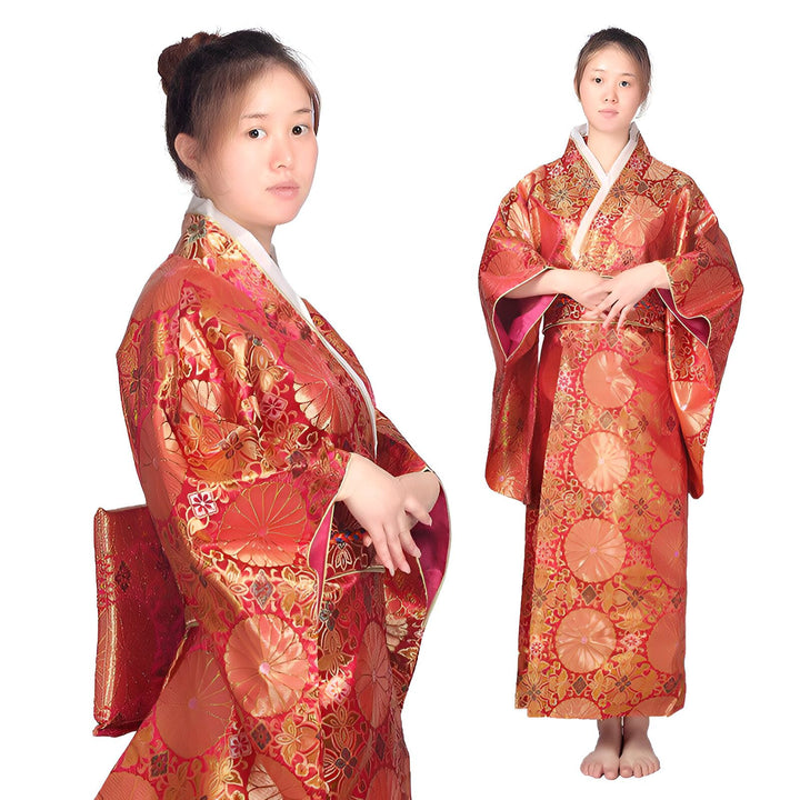 Femme portant un kimono traditionnel rouge et doré. Vente de kimonos authentiques, motifs floraux japonais, élégance et tradition. Découvrez notre collection de kimonos uniques.