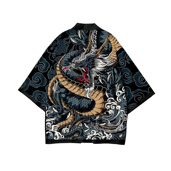 Kimono noir avec motif de dragon japonais. Vêtement traditionnel ample avec manches larges. Design détaillé avec des écailles, des nuages et des vagues. Idéal pour un style unique et tendance. Disponible à l'achat.