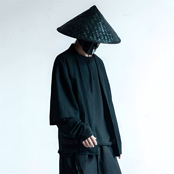 Homme portant un kimono noir et un chapeau conique traditionnel. Vêtements japonais modernes et élégants. Découvrez notre collection de kimonos.