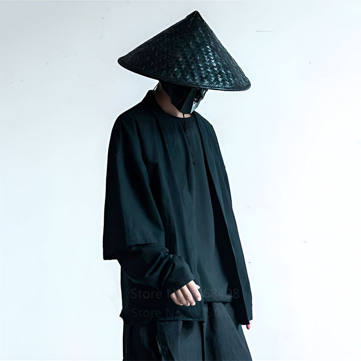 Homme portant un kimono noir et un chapeau conique traditionnel. Vêtements japonais modernes et élégants. Découvrez notre collection de kimonos.