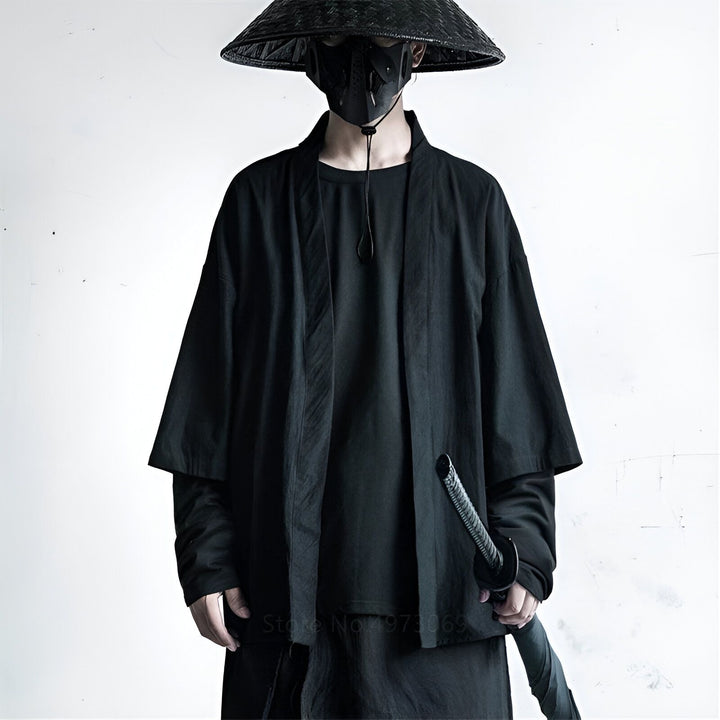Homme en kimono noir avec chapeau de paille et masque, tenant un katana. Découvrez notre collection de kimonos uniques. Style japonais moderne et traditionnel.