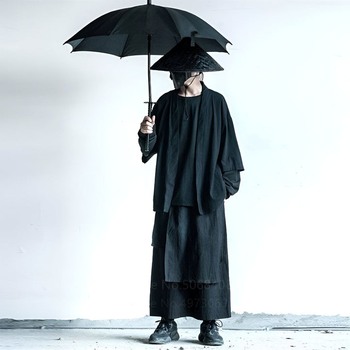 Homme en kimono noir avec chapeau conique et parapluie. Vêtements japonais traditionnels, style samouraï moderne. Collection de kimonos uniques.