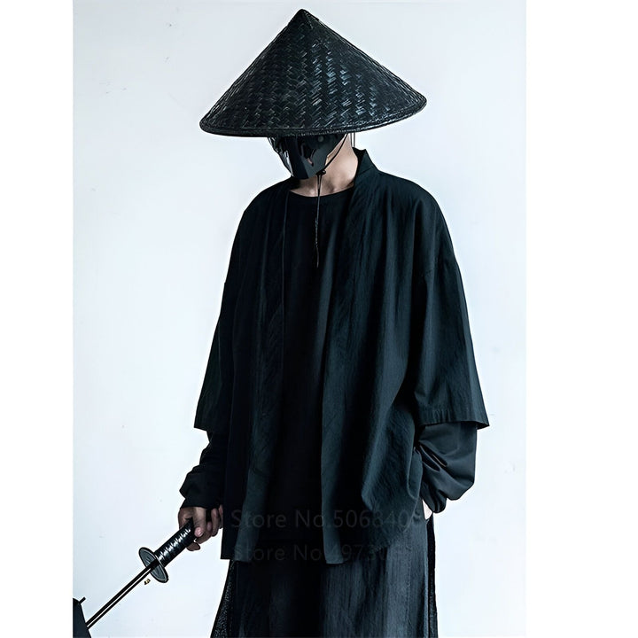 Homme en kimono noir avec chapeau conique et masque tenant un sabre. Découvrez notre collection de kimonos.
