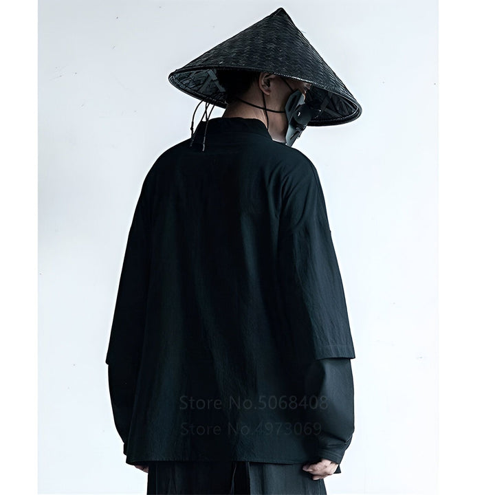 Homme portant un kimono noir et un chapeau conique traditionnel. Masque futuriste, style japonais moderne. Découvrez notre collection de kimonos uniques.