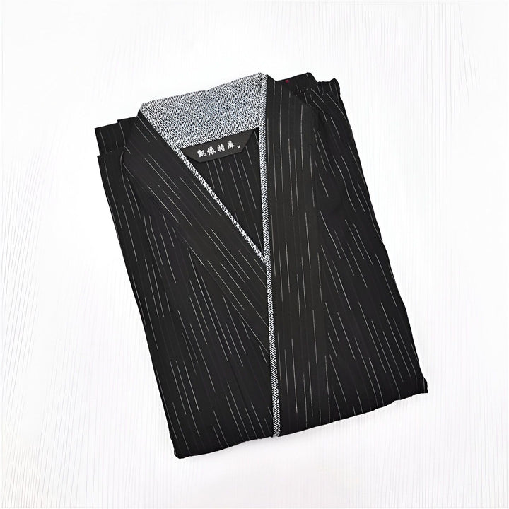 Kimono noir à rayures blanches, vêtement traditionnel japonais. Élégance et confort pour se détendre à la maison. Découvrez notre collection de kimonos uniques.