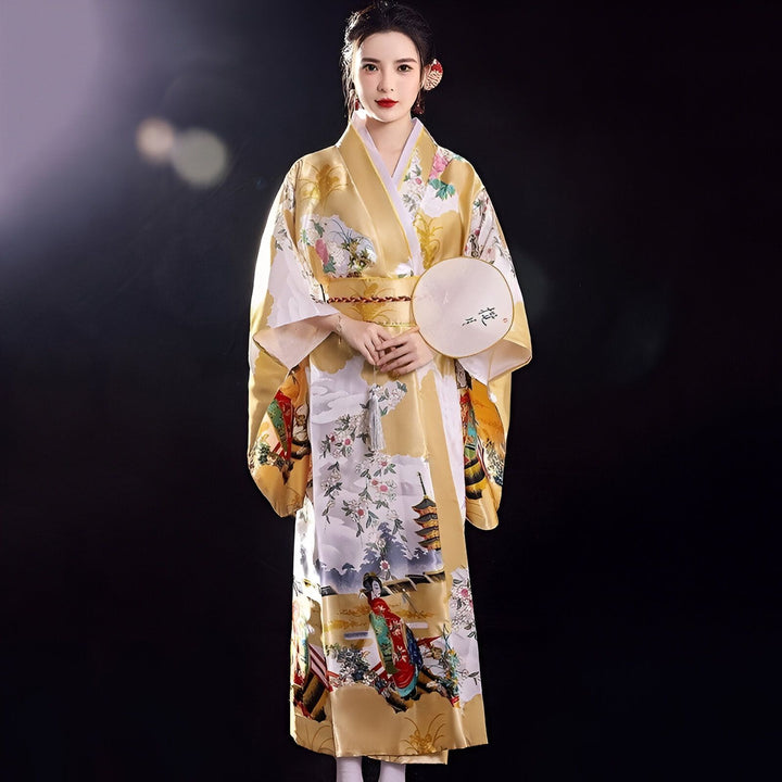 Femme portant un kimono japonais traditionnel doré avec motifs floraux et paysages. Vente de kimonos en ligne.
