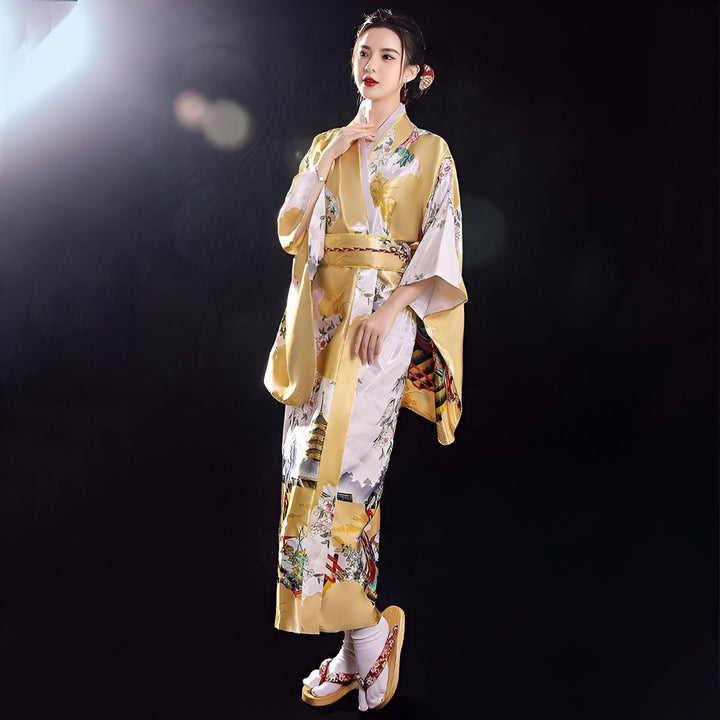 Femme élégante portant un kimono jaune et blanc à motifs floraux, vente de kimonos authentiques, style japonais traditionnel, yukata pour femmes, chaussures geta assorties, mode kimono moderne.