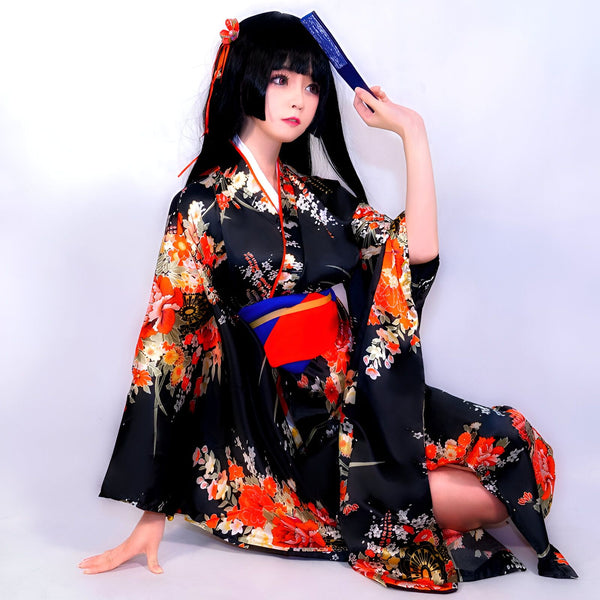 Femme en kimono traditionnel japonais noir à motifs floraux colorés, tenant un éventail bleu. Kimonos pour femmes à vendre.