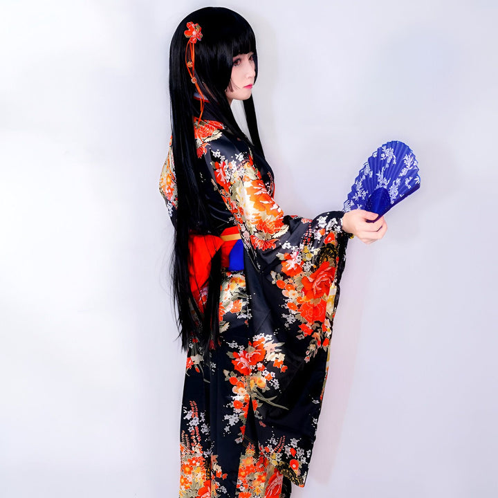 Femme en kimono fleuri noir et orange, tenant un éventail bleu. Vente de kimonos traditionnels et modernes. Découvrez notre collection unique de kimonos japonais.