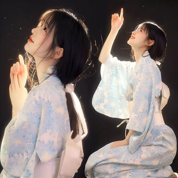 Deux femmes en kimonos fleuris bleu clair regardent le ciel nocturne. Kimonos japonais traditionnels à vendre.