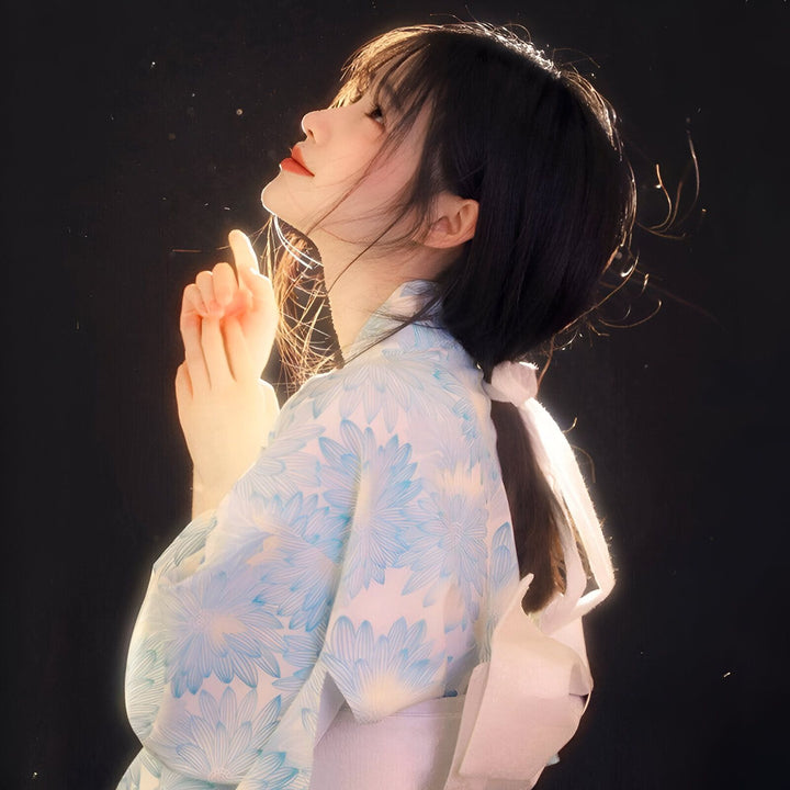 Femme asiatique portant un kimono à motifs floraux bleus et blancs. Vêtements traditionnels japonais. Kimonos de qualité à vendre en ligne.