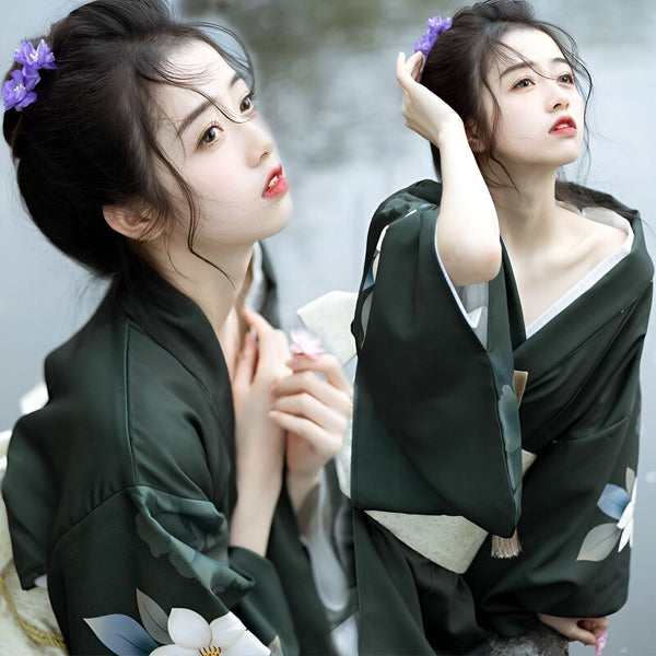 Jeune femme élégante portant un kimono vert foncé à motifs floraux. Vêtements traditionnels japonais. Mode kimono.