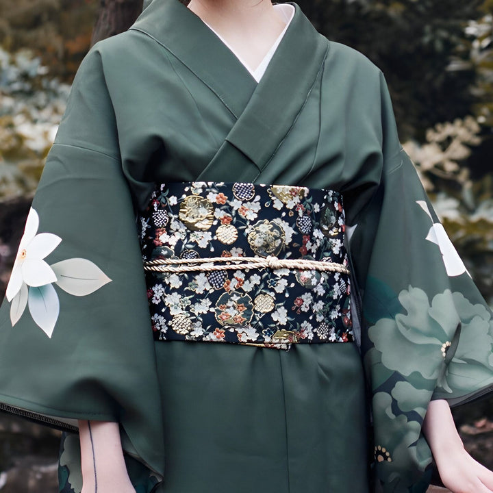 Kimono vert avec motifs floraux et obi décoratif. Vêtements traditionnels japonais en vente.