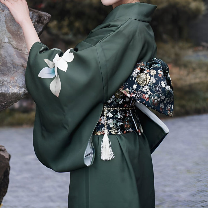 Kimono vert olive avec motif floral blanc sur la manche. Ceinture obi complexe à motifs floraux. Mode japonaise traditionnelle revisitée. Découvrez notre collection de kimonos uniques.