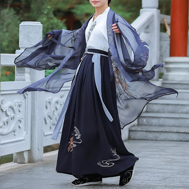 Kimono traditionnel bleu marine avec motifs brodés et voile transparent. Vêtements japonais élégants pour une allure unique. Découvrez notre collection de kimonos.