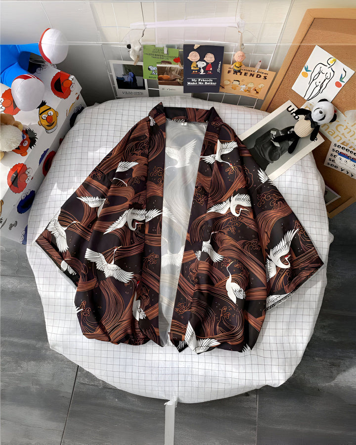 Kimono marron à motifs de grues blanches, vêtement traditionnel japonais. Idéal pour un style unique et élégant. Découvrez notre collection de kimonos authentiques.