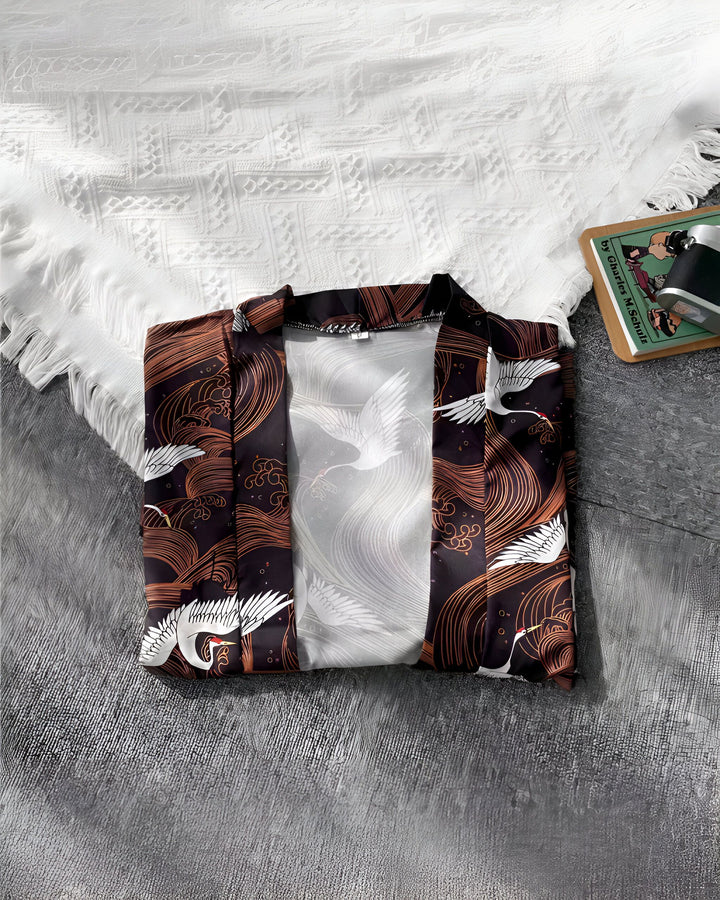 Kimono noir et blanc avec motif de grues japonaises et vagues. Vêtement de style traditionnel japonais, parfait pour un look unique et élégant. Découvrez notre collection de kimonos de haute qualité.