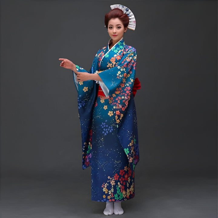 Femme portant un kimono bleu à fleurs, coiffée d'un éventail. Découvrez notre collection de kimonos japonais traditionnels et modernes. Parfait pour un style élégant et authentique.