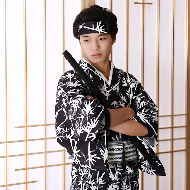 Homme en kimono traditionnel japonais noir et blanc avec motif de bambou, tenant un katana. Vêtements japonais en vente.