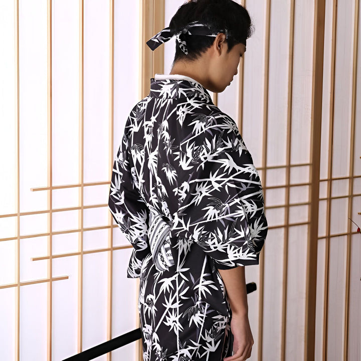 Homme portant un kimono noir à motifs de bambou. Vêtements traditionnels japonais à vendre.