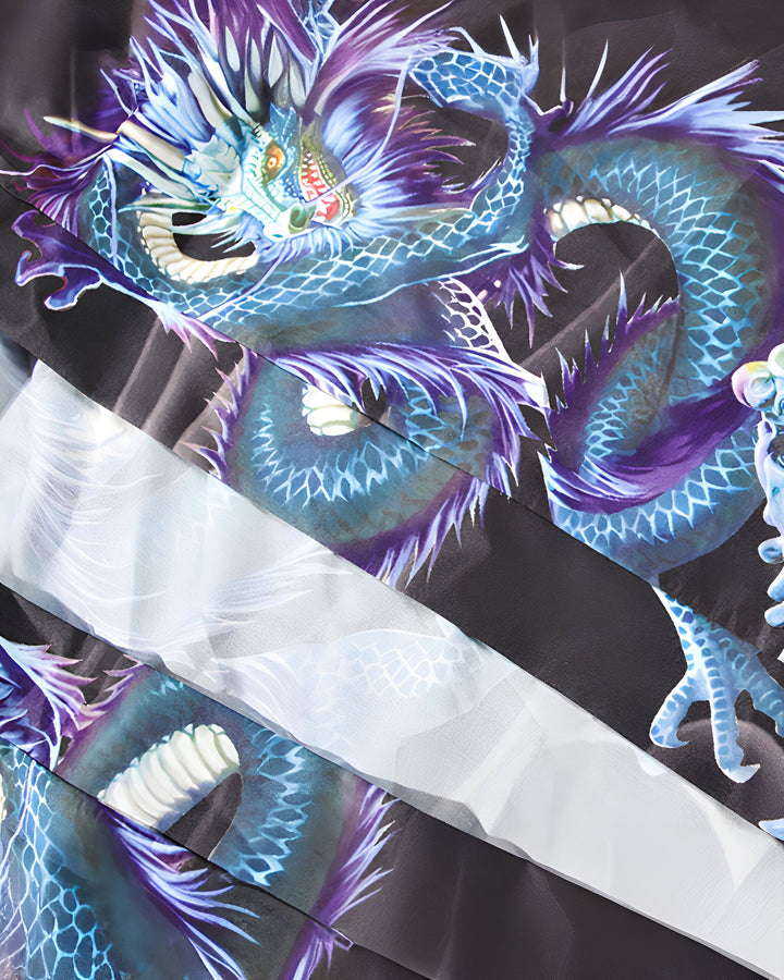 Détail d'un kimono avec un motif de dragon bleu et violet. Vêtements japonais traditionnels pour hommes et femmes. Notre collection propose des designs uniques et élégants.