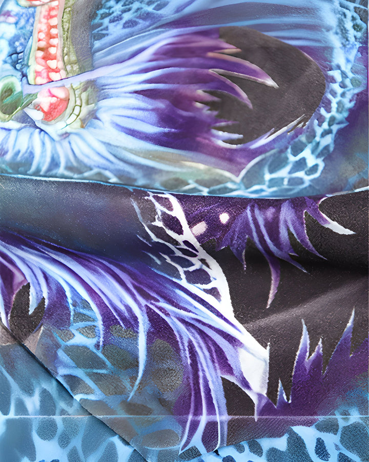 Motif détaillé de dragon sur tissu de kimono bleu et violet. Texture riche et couleurs vibrantes. Détails complexes pour un look unique. Découvrez notre collection de kimonos imprimés avec des motifs traditionnels et modernes.