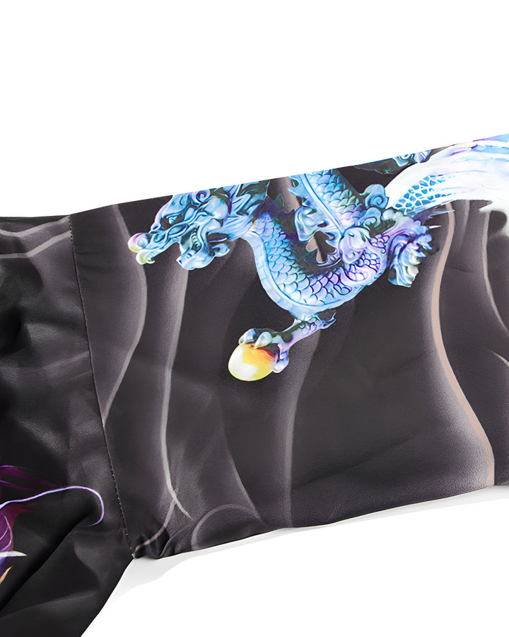 Détail d'un kimono noir avec un motif de dragon bleu saisissant une perle. Vêtements japonais traditionnels revisités. Parfait pour un style unique.