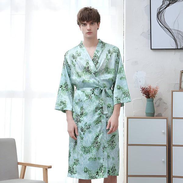 Homme portant un kimono vert et bleu à motifs. Kimono de détente pour homme, vêtement d'intérieur confortable et élégant. Kimonos à vendre.