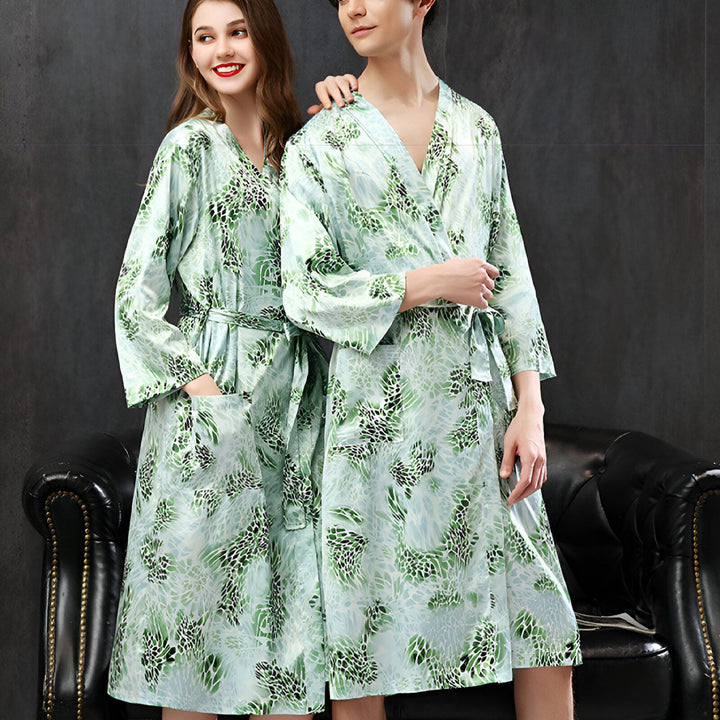 Couple portant des kimonos assortis à motifs verts et blancs. Vêtements d'intérieur confortables et élégants. Kimonos en vente.