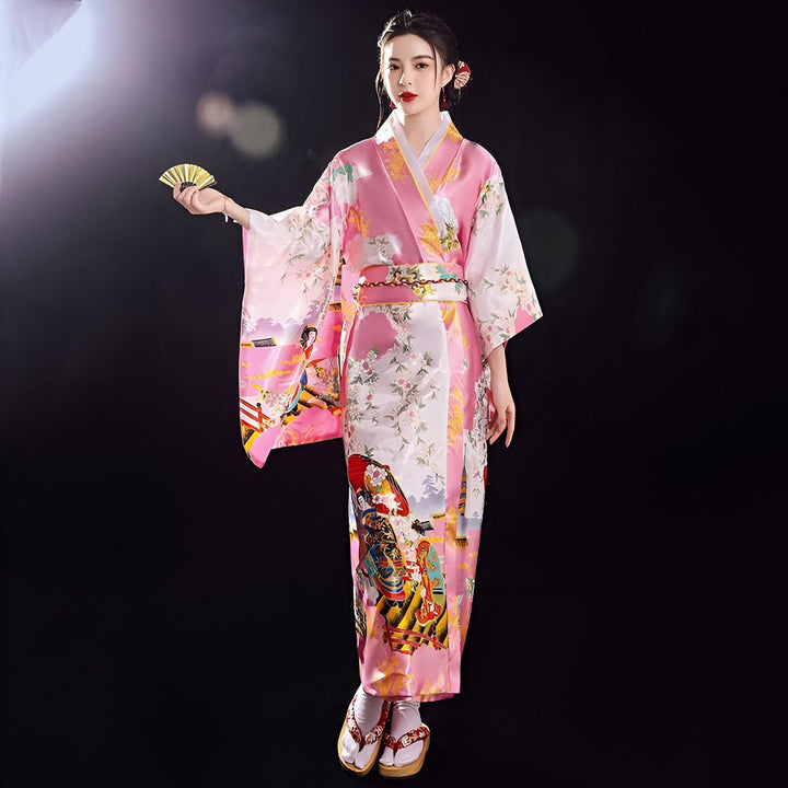 Femme portant un kimono rose imprimé avec un éventail, vêtement traditionnel japonais. Kimonos de haute qualité à vendre.